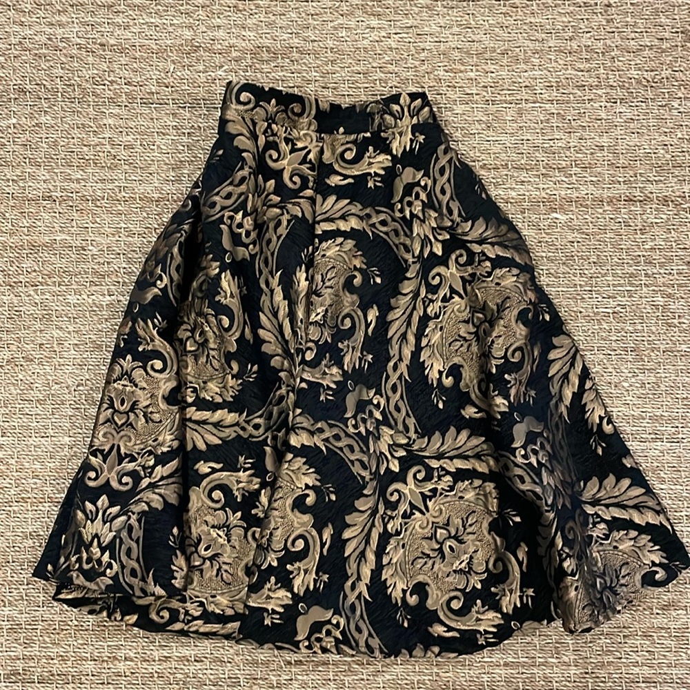 Chicwish - NEW - GOLDEN BOUQUET JACQUARD MIDI SKIRT (women’s size 8 - large)